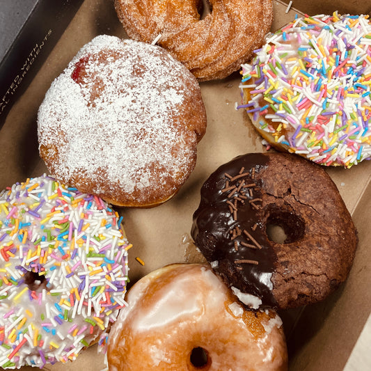 box of all natural handcrafted doughnuts that are perfect for kids birthday parties or celebrations niagara bakery